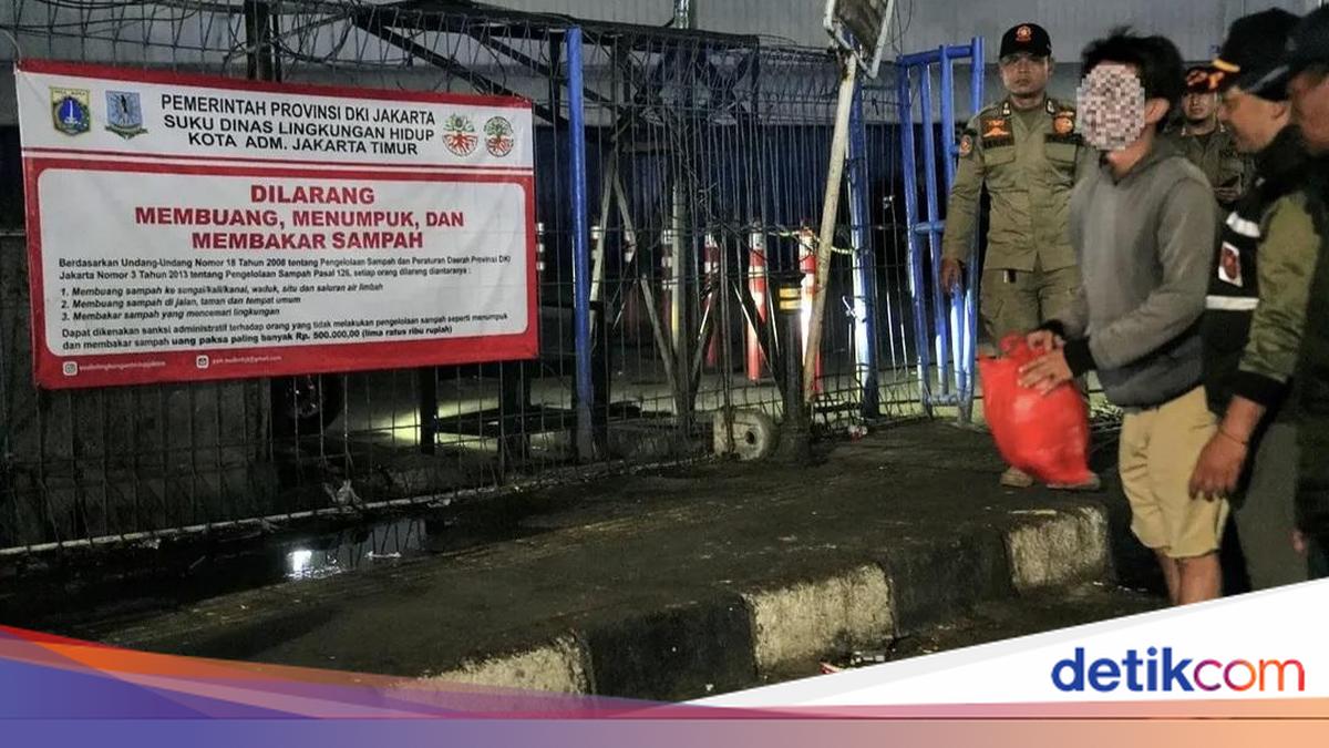 3 Warga Jaktim Buang Sampah Sembarangan, Tepat Bawah Spanduk Larangan Pula!