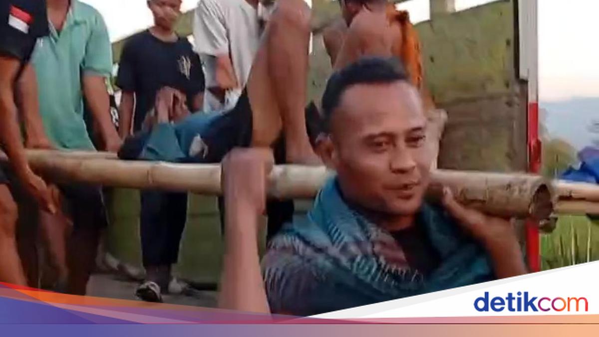 Lansia Sakit di Mojokerto Dibawa Pakai Truk gegara Desa Tak Punya Mobil Siaga
