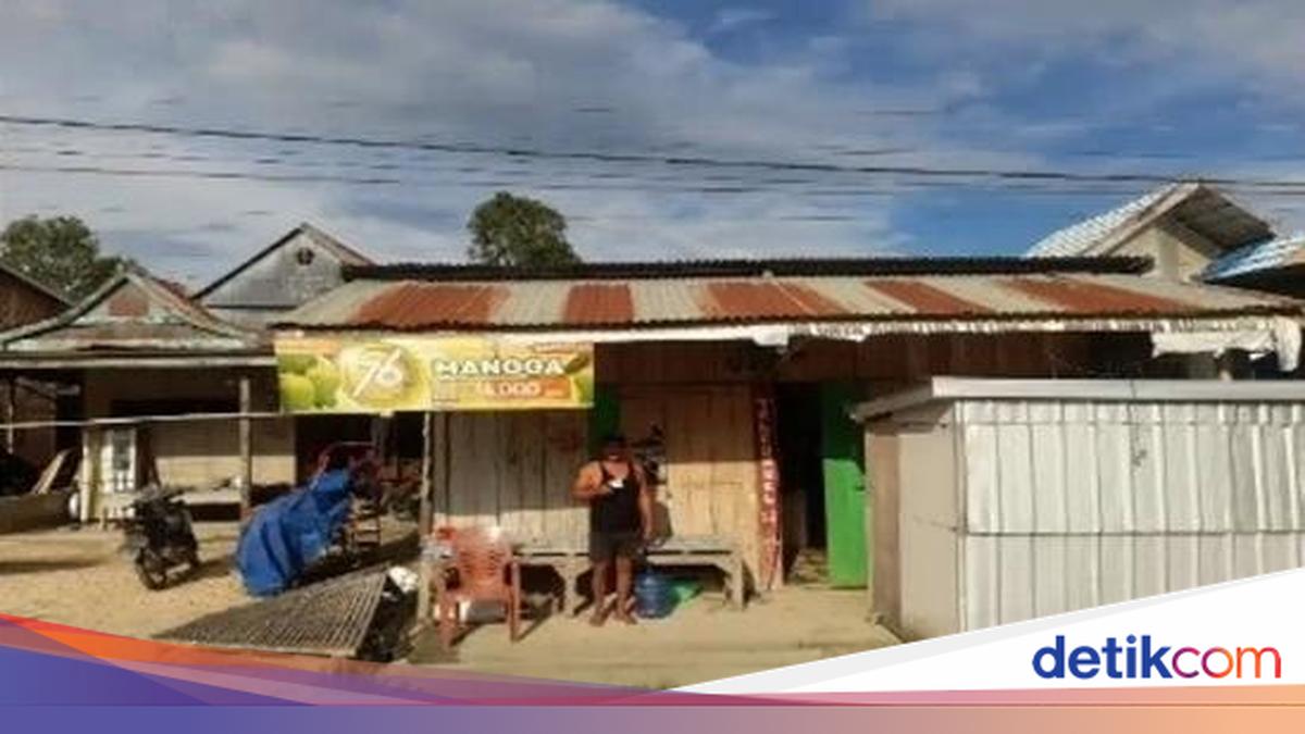 Waka Komisi II DPR Bahtra Bantu Bedah Rumah, Warga di Bombana Bersyukur