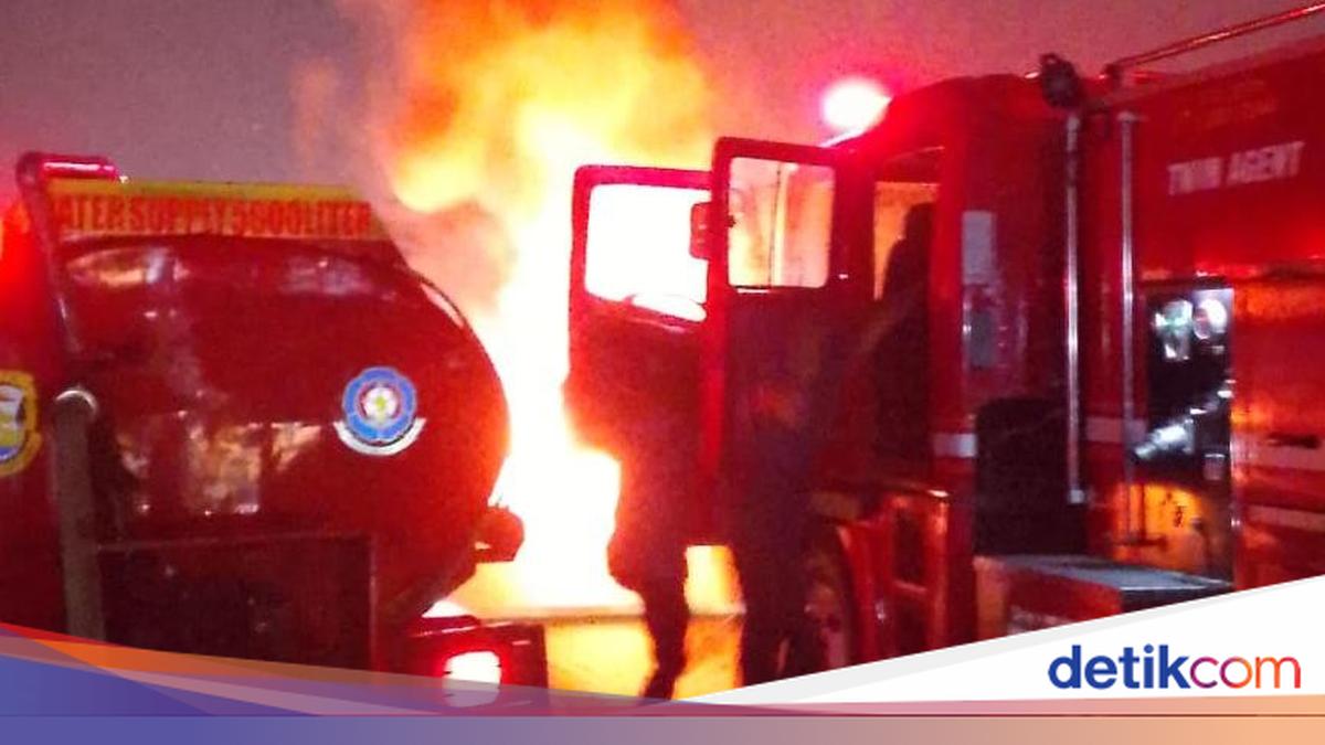 Mobil Diduga Angkut BBM Terbakar di Bandar Lampung, Sopir Kabur