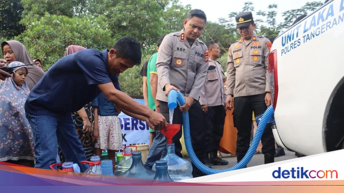 Polres Tangsel Salurkan Air Bersih untuk Warga Terdampak Kekeringan di Kranggan