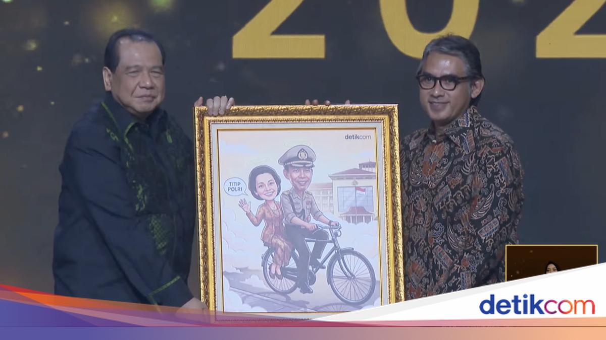 CT Beri Cendera Mata Bingkai Foto Hoegeng dan Eyang Meri ke Keluarga