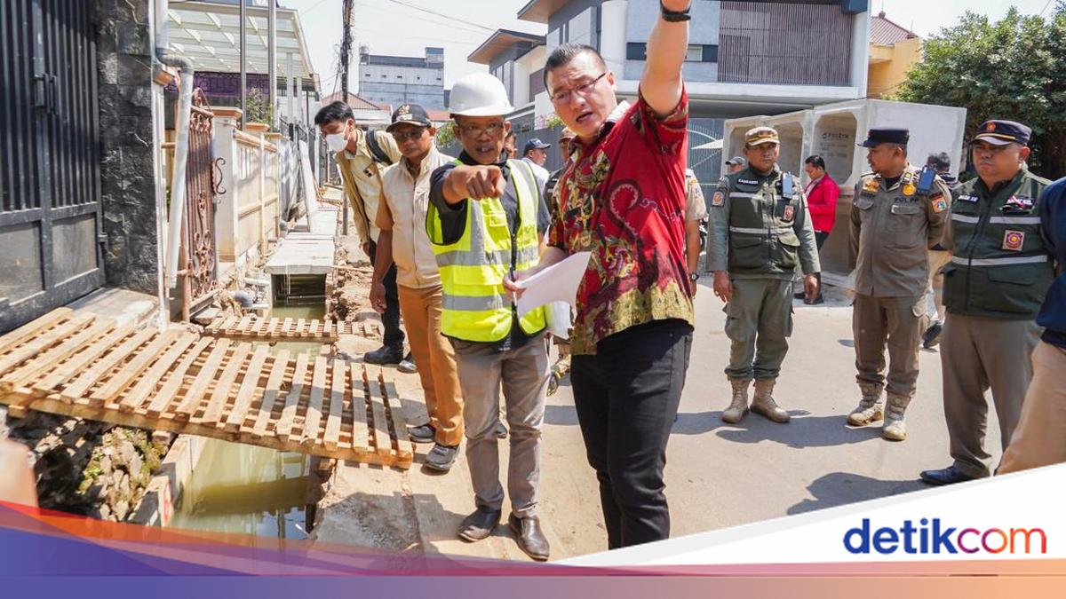 Kawal Aspirasi Warga, Kenneth DPRD DKI Turun Langsung Awasi Pembangunan Drainase