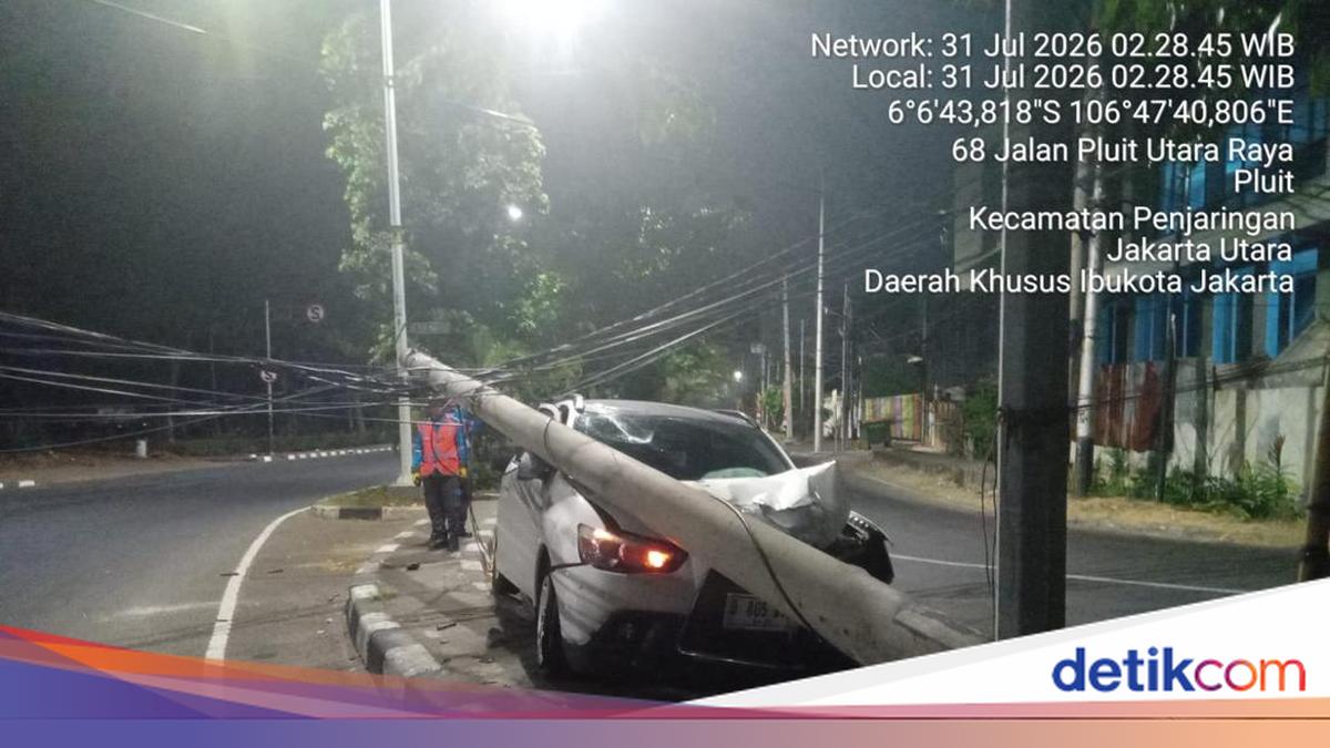 Mobil Tabrak Tiang Listrik hingga Roboh di Pluit Jakut