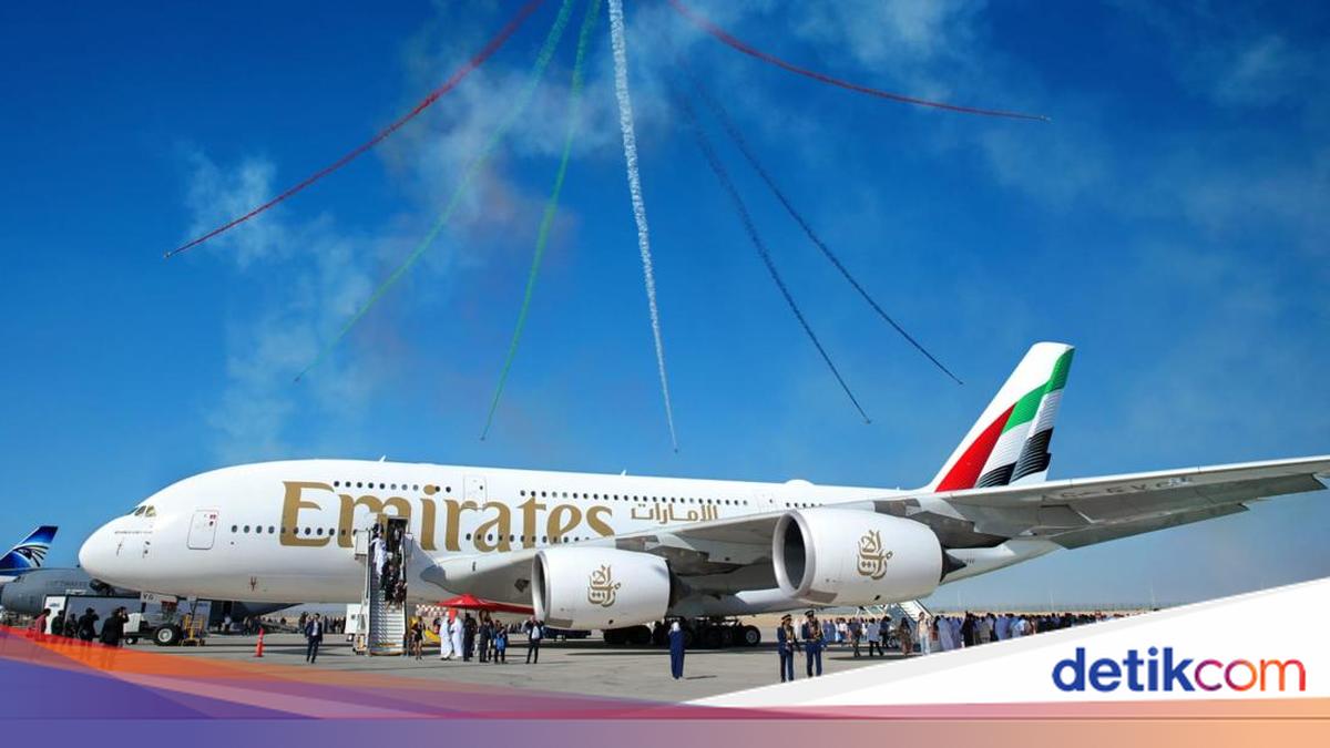 Emirates EK123 Alami Kucuran Air dari Langit-Langit Kabin