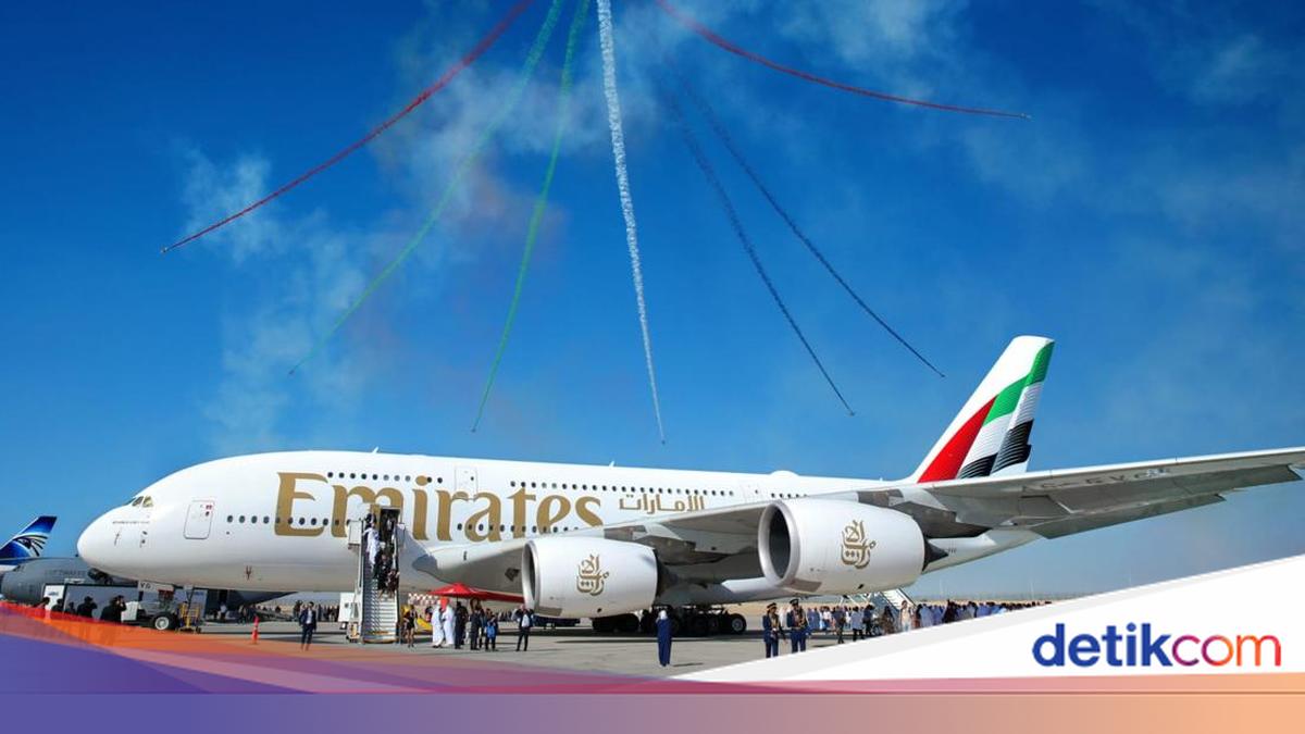 Air Tiba-tiba Mengucur dari Langit-langit Pesawat Emirates, Penumpang Panik