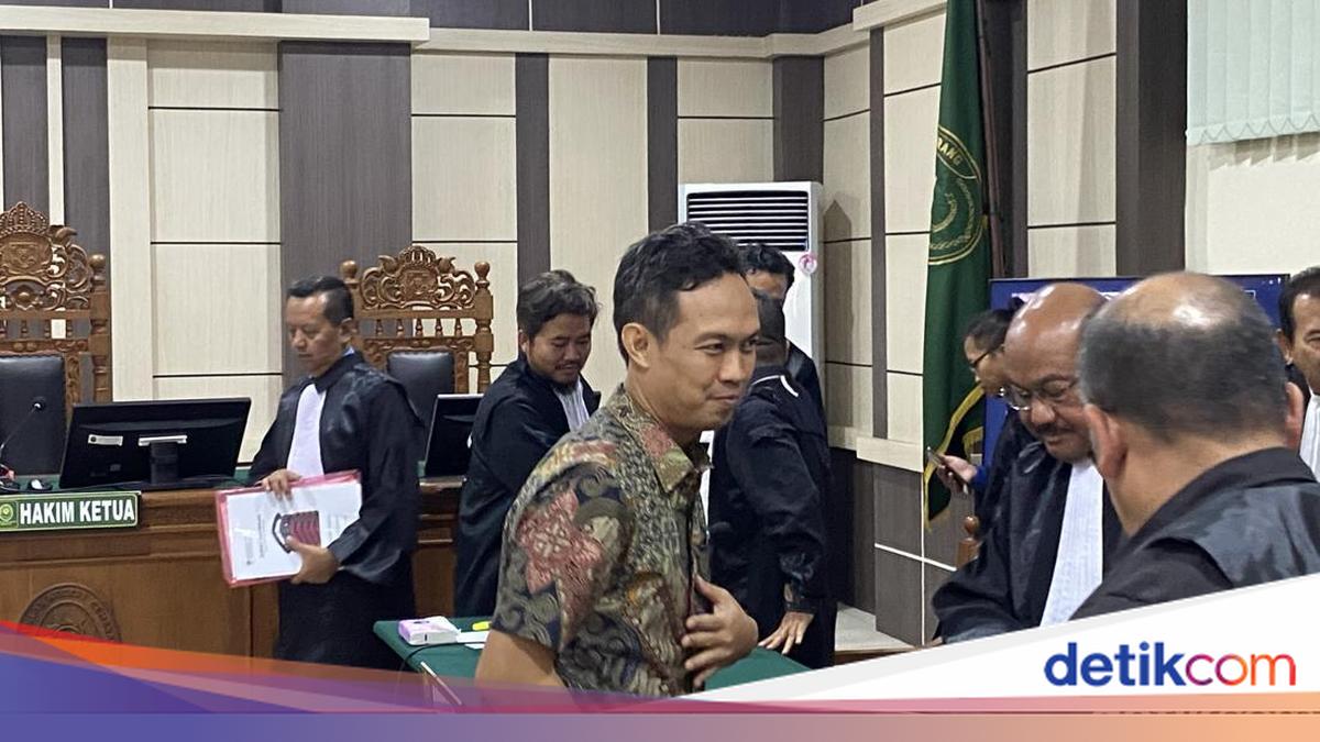 Bupati Cilacap Didakwa Peras Anak Buah Rp 568 Juta Buat THR