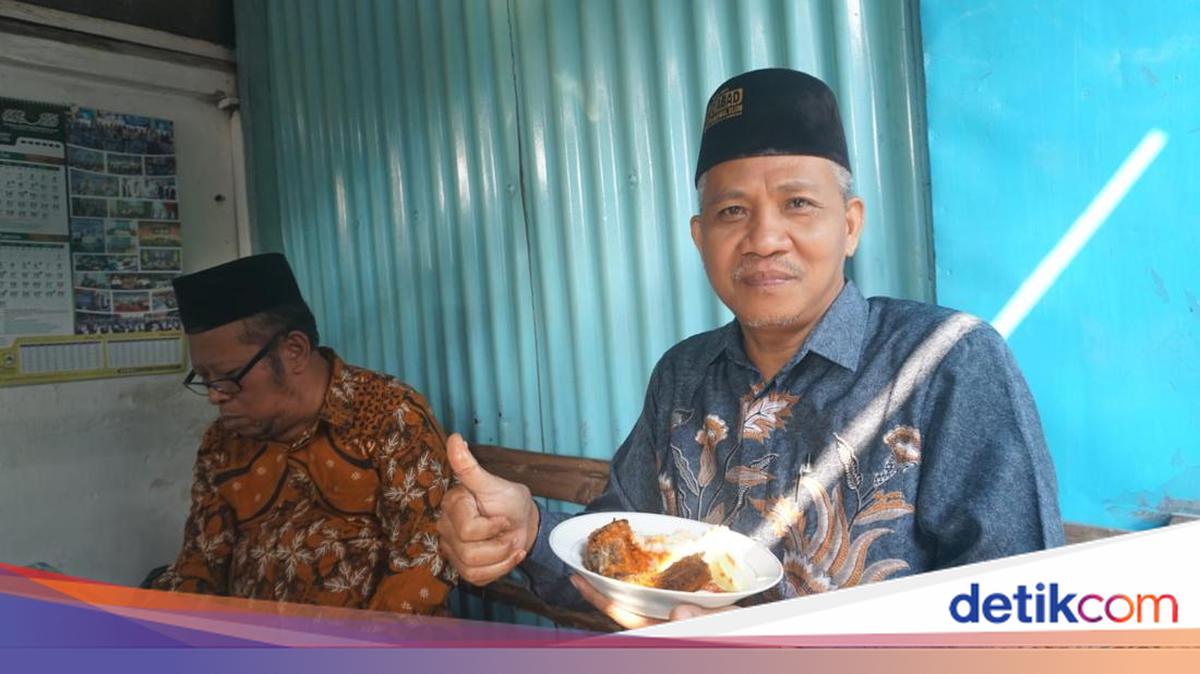 Nostalgia Alumni Ponpes Tambakberas di Warung Lele Bumbu Rujak Bu Jujuk
