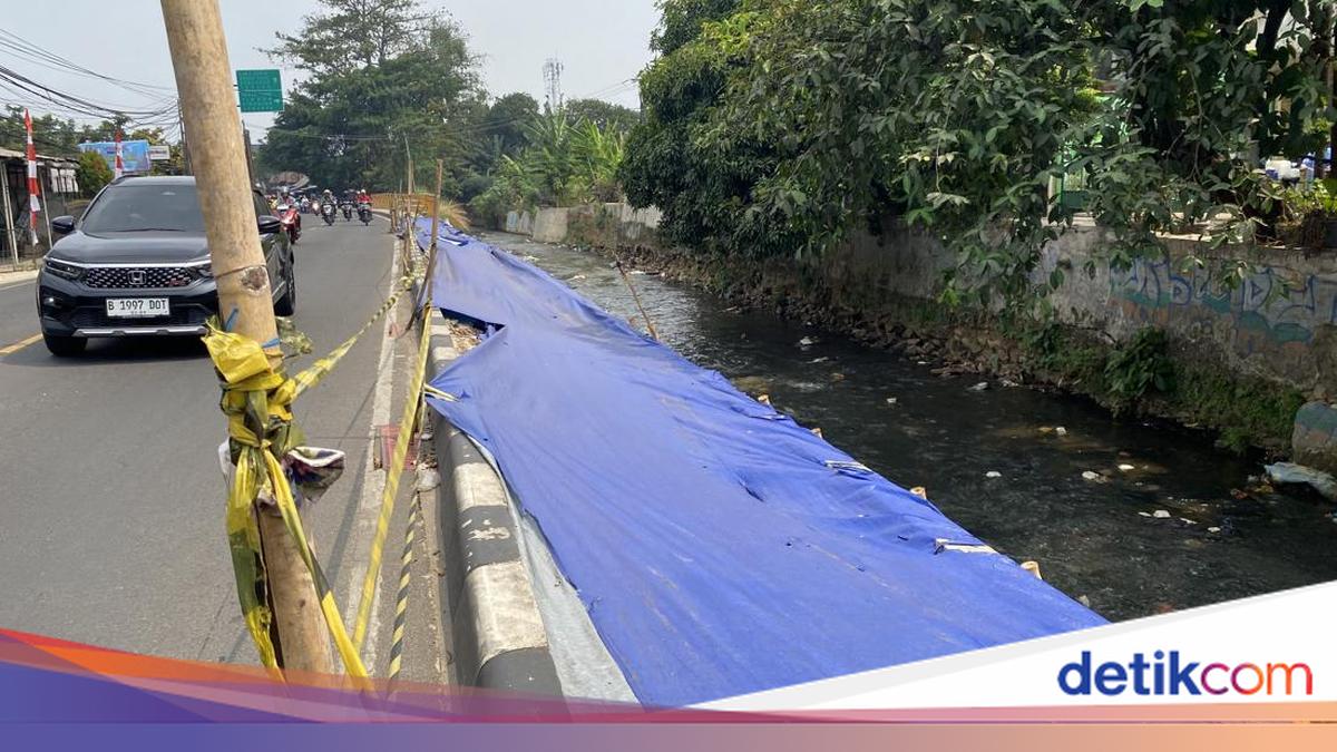 Warga Heran Trotoar di Sawangan Depok Ambles Padahal Baru Setahun Dipakai