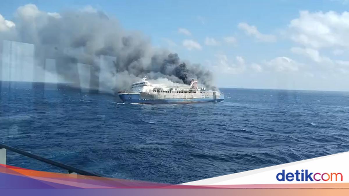 Kemenhub Kebut Evakuasi Penumpang KM Mutiara Sentosa yang Terbakar di Madura