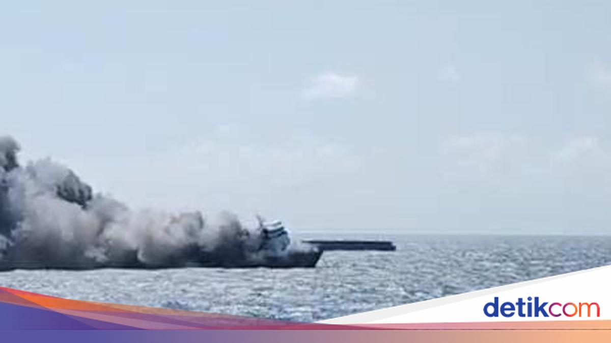 Update KM Mutiara Sentosa II Terbakar: Muat 181 Kendaraan-232 Penumpang