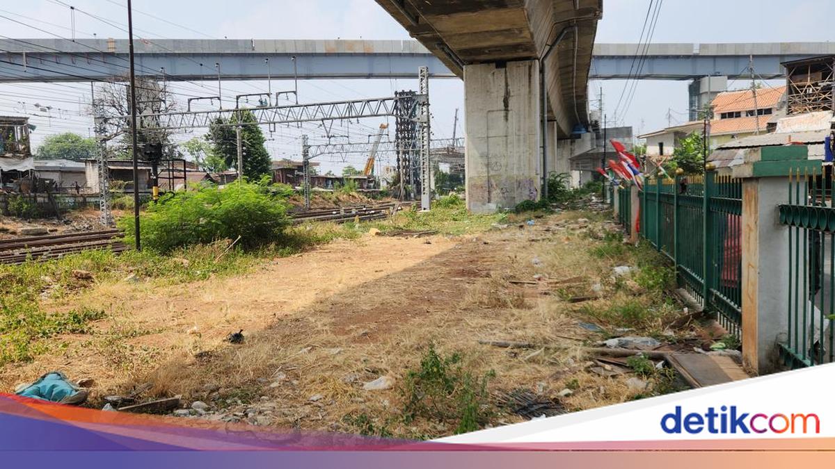 Lahan di Menteng Dilarang KAI buat Main Bola, Warga Curhat Kondisinya Kumuh