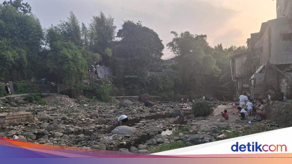 Sungai Ciliwung di Bogor Surut saat Kemarau, Jadi Tempat Bocah Main Layangan