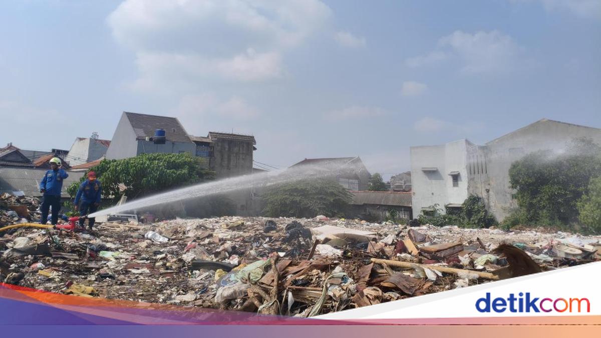Cegah Api Nyala Lagi, Damkar Tetap Semprot TPS Liar di Kramat Jati