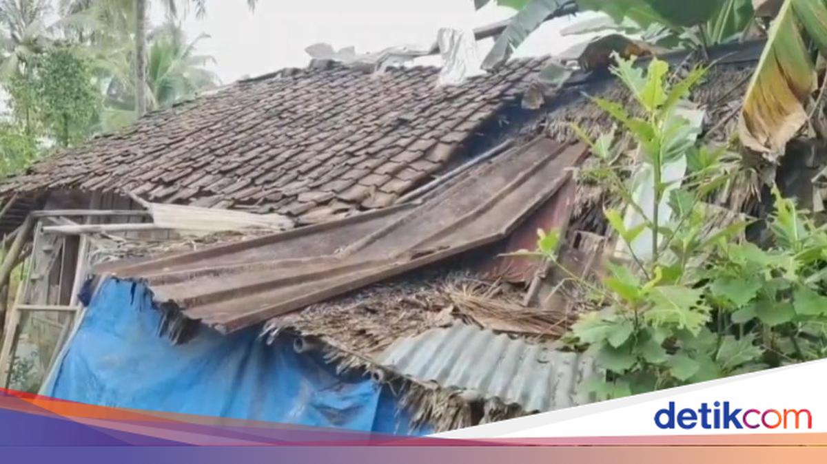 Keluarga di Pandeglang Tinggal di Rumah Rusak, Ngungsi Tiap Angin Kencang