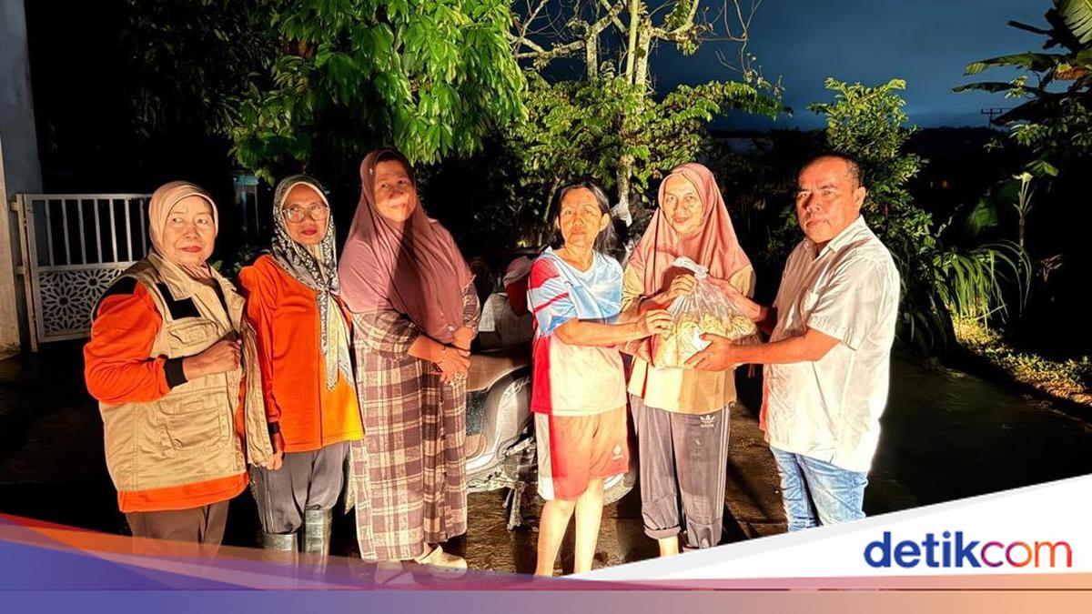 Banjir Padang, Andre Rosiade Gerak Cepat Salurkan Ribuan Nasi Bungkus untuk Warga