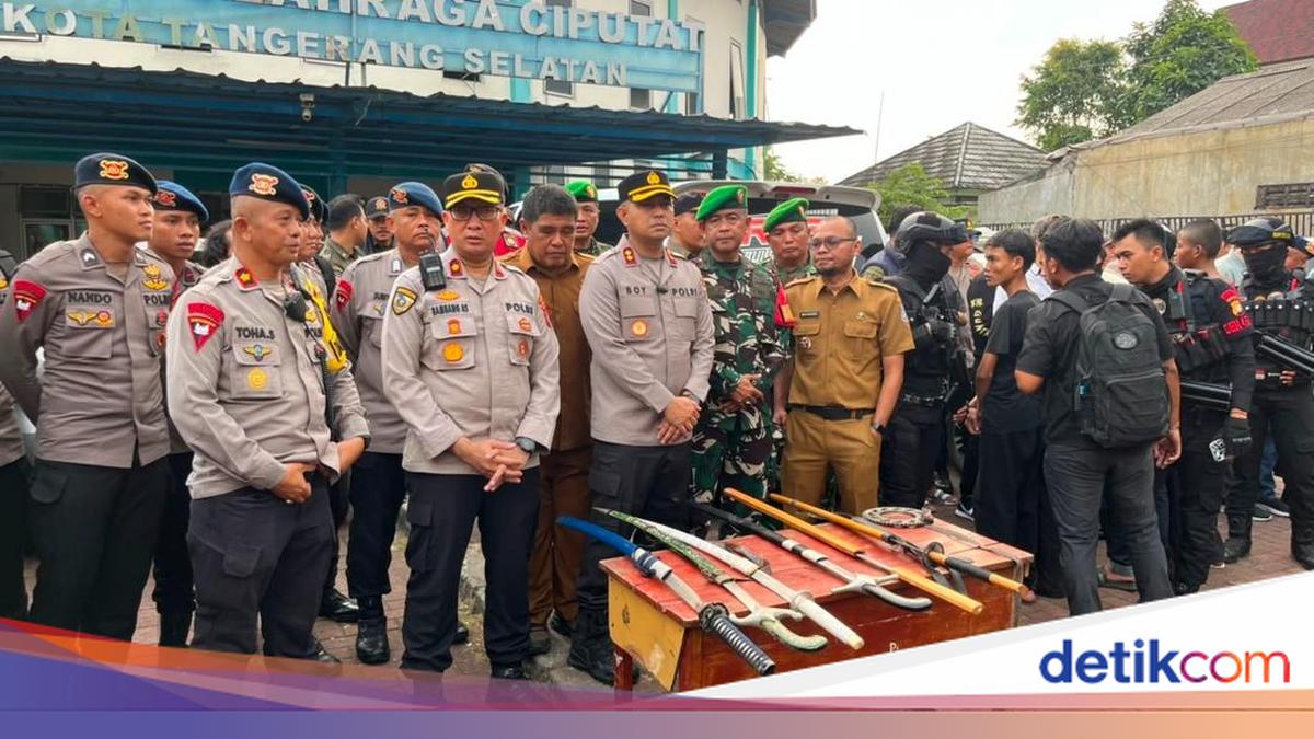 Brimob Polda Metro Tangkap 6 Orang Mau Tawuran di Tangsel, 9 Sajam Disita