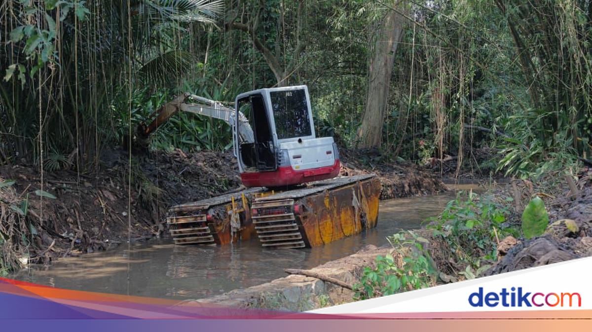 Antisipasi Genangan di Permukiman, Sedimen Sungai Ciputat Dikeruk