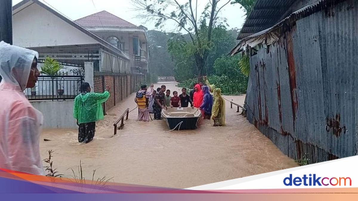 Padang Dilanda Banjir Imbas Hujan Deras, Sejumlah Kendaraan Hanyut
