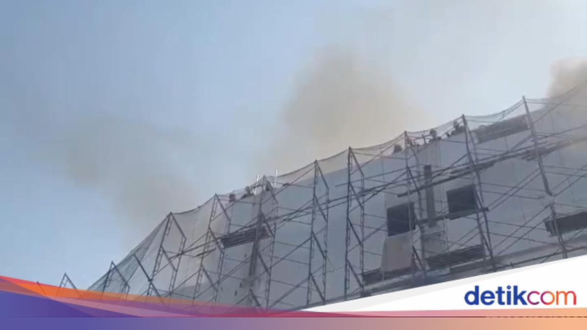 Sejumlah Orang Terjebak di Atap Gedung yang Kebakaran di Cikini