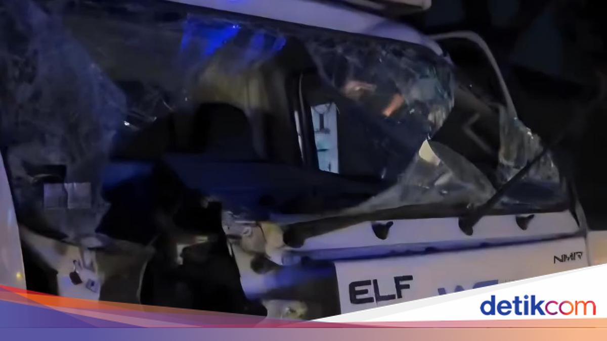 Horor Tabrakan 2 Truk hingga Sopir Kejepit di Bogor
