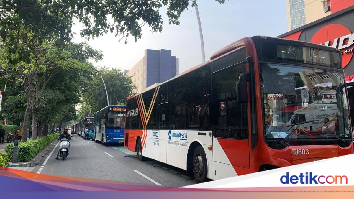 Antrean TransJ Mengular Imbas Kebakaran Gedung di Cikini Jakpus
