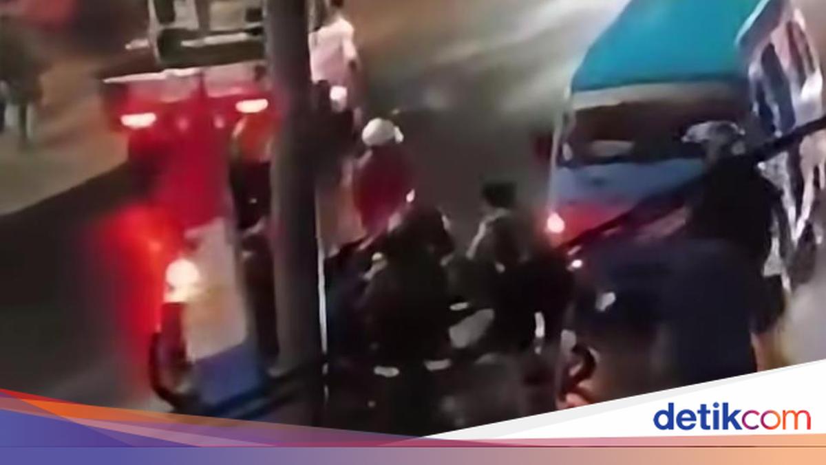 Viral Sejumlah Pemotor Jatuh gegara Tetesan Air Lindi di Bantargebang