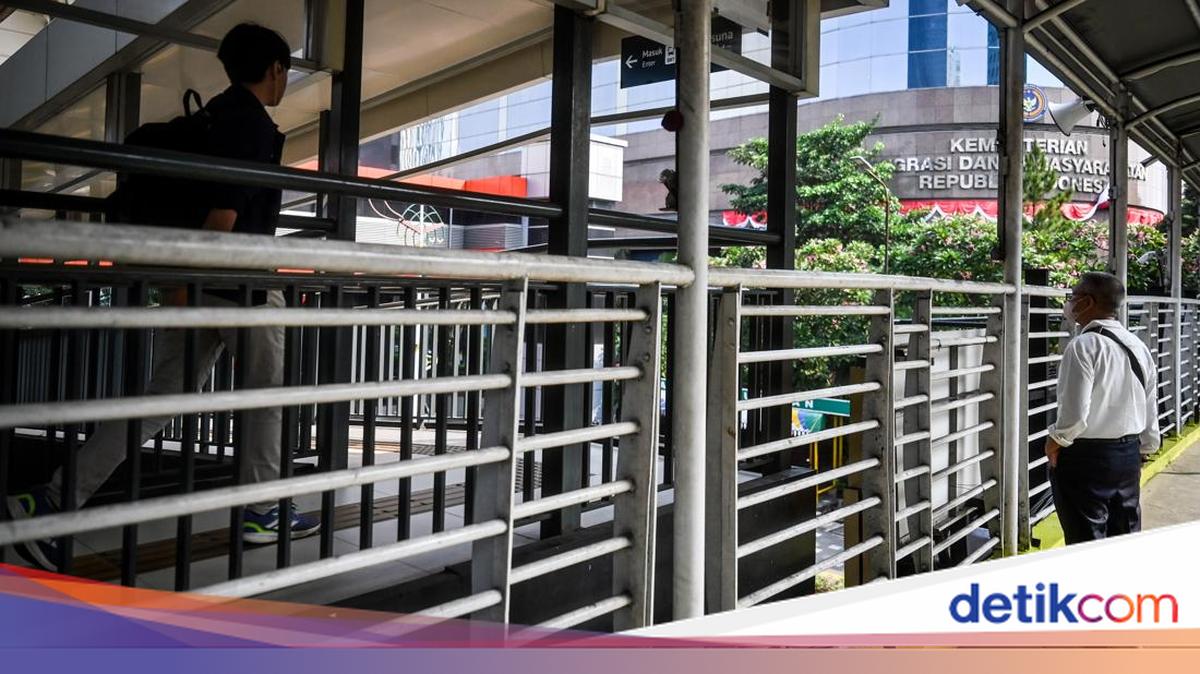 1 JPO Dekat tapi Tak Tersambung di Rasuna Dibongkar, Target Selesai 3 Pekan