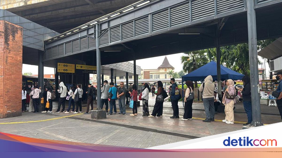 Sopir Angkot M44 Demo, Warga Ngeluh Antre Panjang Jaklingko di Stasiun Tebet