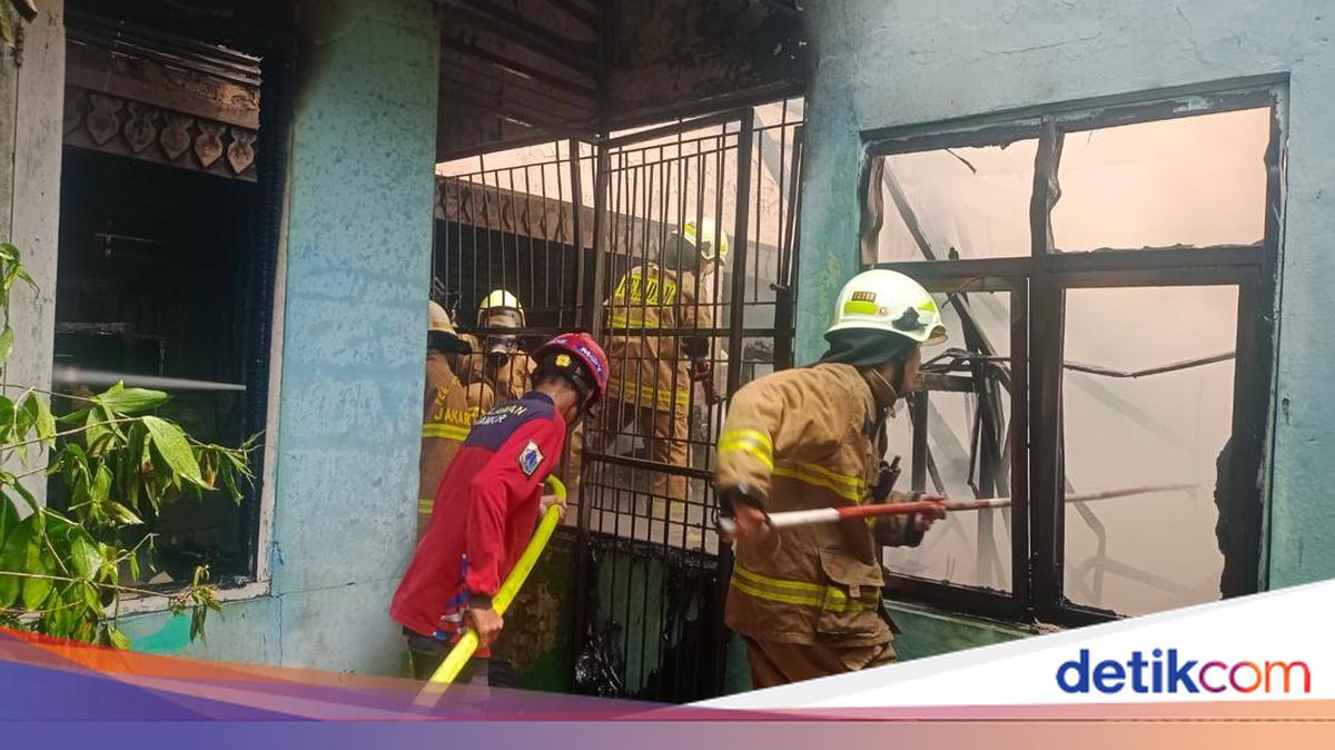 Kebakaran di SDN Srengseng Jaksel Bersumber dari Gudang Buku