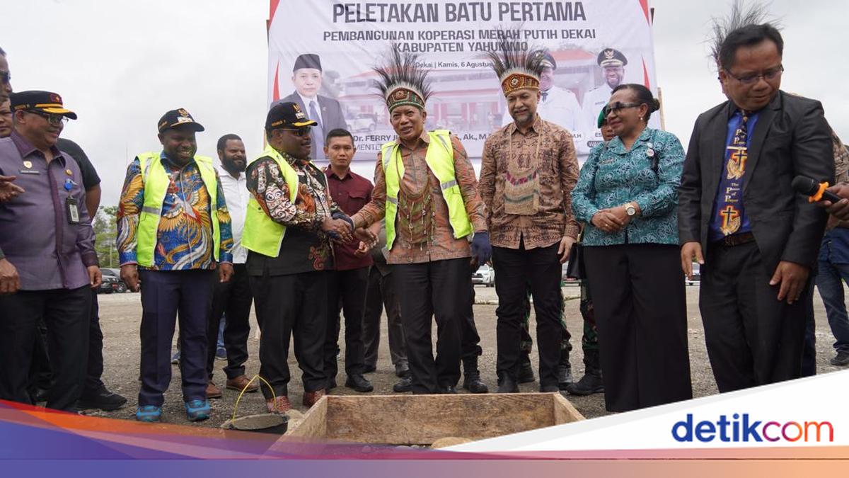 Menkop Lakukan Peletakan Batu Pertama Pembangunan KDKMP Dekai di Yahukimo