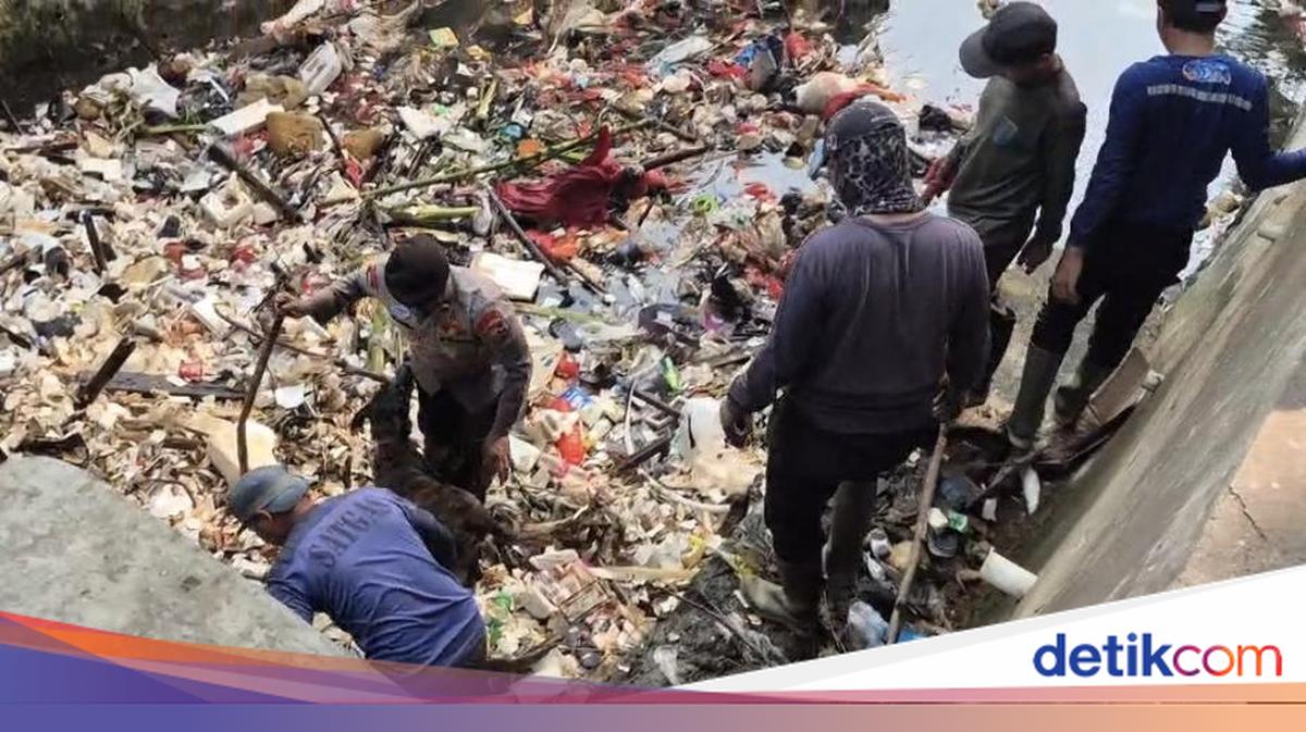 Polisi Sisir Kali Licin Cari Potongan Kaki Korban Mutilasi di Depok