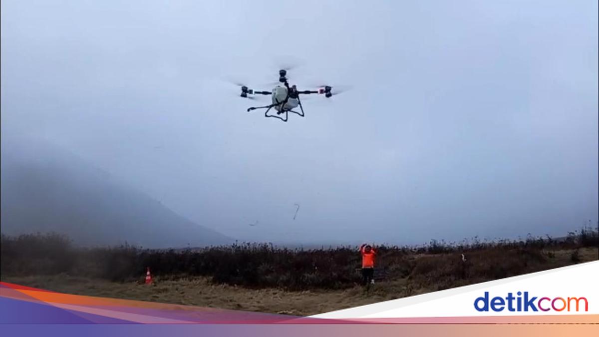 Kebakaran Gunung Bromo Belum Padam, Drone Water Spray dan Heli Dikerahkan