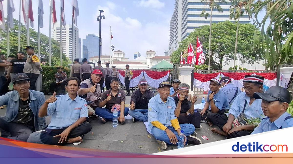 Sopir Demo, Angkot Kosong Ditinggal Berjejer di Dekat Stasiun Tebet