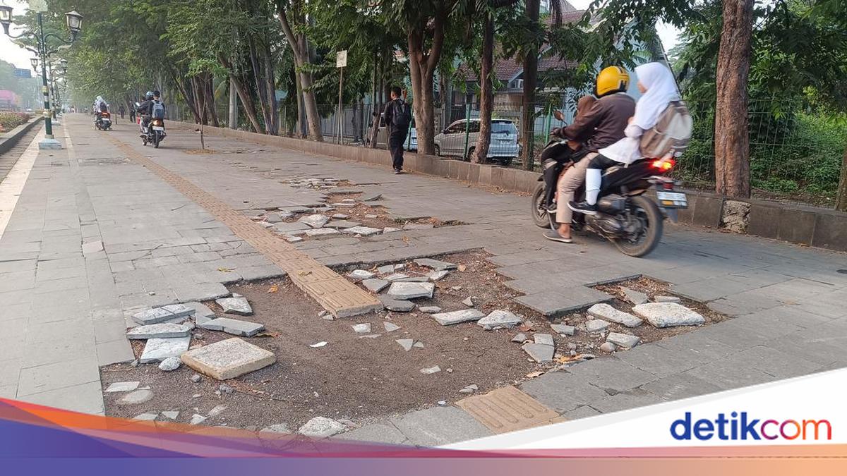 Parah! Trotoar di Jalan Alternatif Sentul Sering Dilewati Pemotor Sampai Rusak