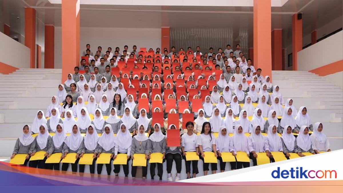     Kunjungi Sekolah Rakyat Sulsel, Gus Ipul Disambut Aksi Paper Mob