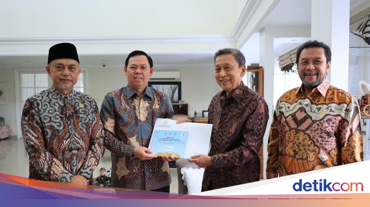 Ketua DPD Sambangi Kediaman Boediono, Sampaikan Undangan Sidang Bersama