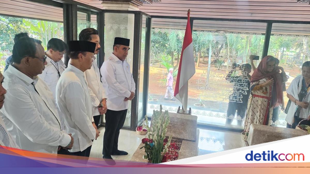 Jelang HUT ke-81 RI, Pimpinan MPR Ziarah ke Makam Bung Hatta
