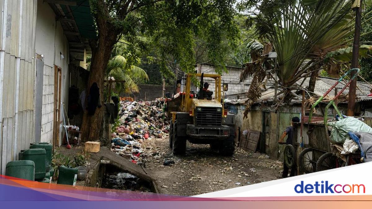 Viral Tumpukan Sampah Bikin Akses Siswa SD di Cengkareng Tertutup
