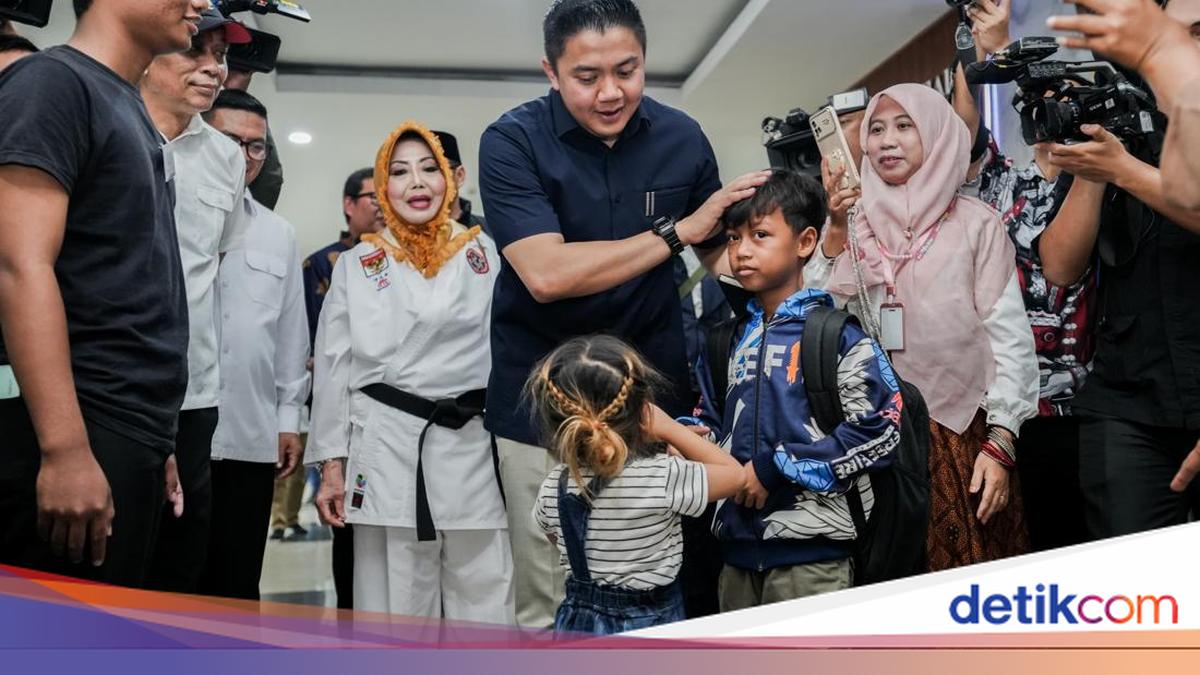 Depan Seskab Teddy, Siswa SR Bacakan Puisi 'Dari Jalanan Menuju Harapan'
