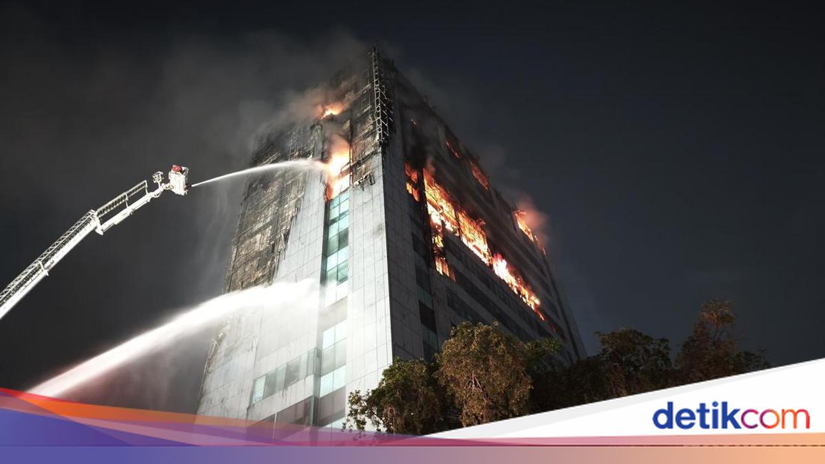 Gedung Bapenda DKI yang Terbakar dari Lantai 11 sampai 16
