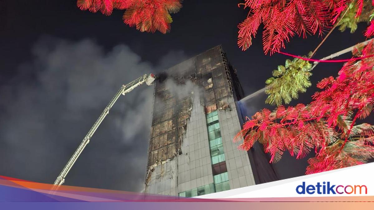 Petugas Damkar Sisir Lantai 12 Gedung Bapenda DKI Cegah Api Berkobar Lagi