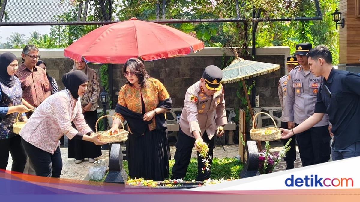 Kapolres Metro Depok Ziarah ke Makam Jenderal Hoegeng dan Eyang Meri