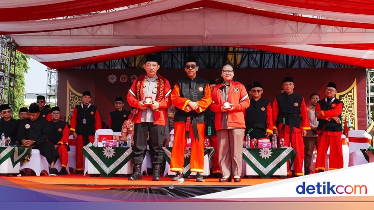 Kapolri Dianugerahkan Jadi Anggota Kehormatan Tapak Suci Putera Muhammadiyah