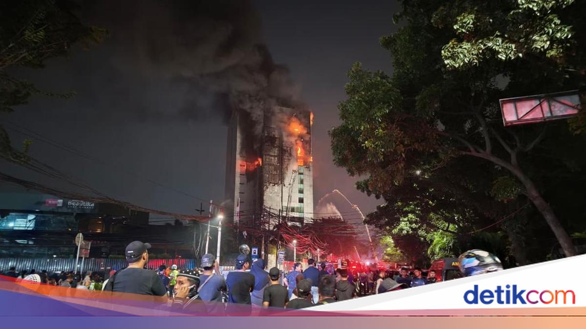 Jl Abdul Muis Ditutup hingga Pemadaman Kebakaran Gedung Bapenda DKI Selesai