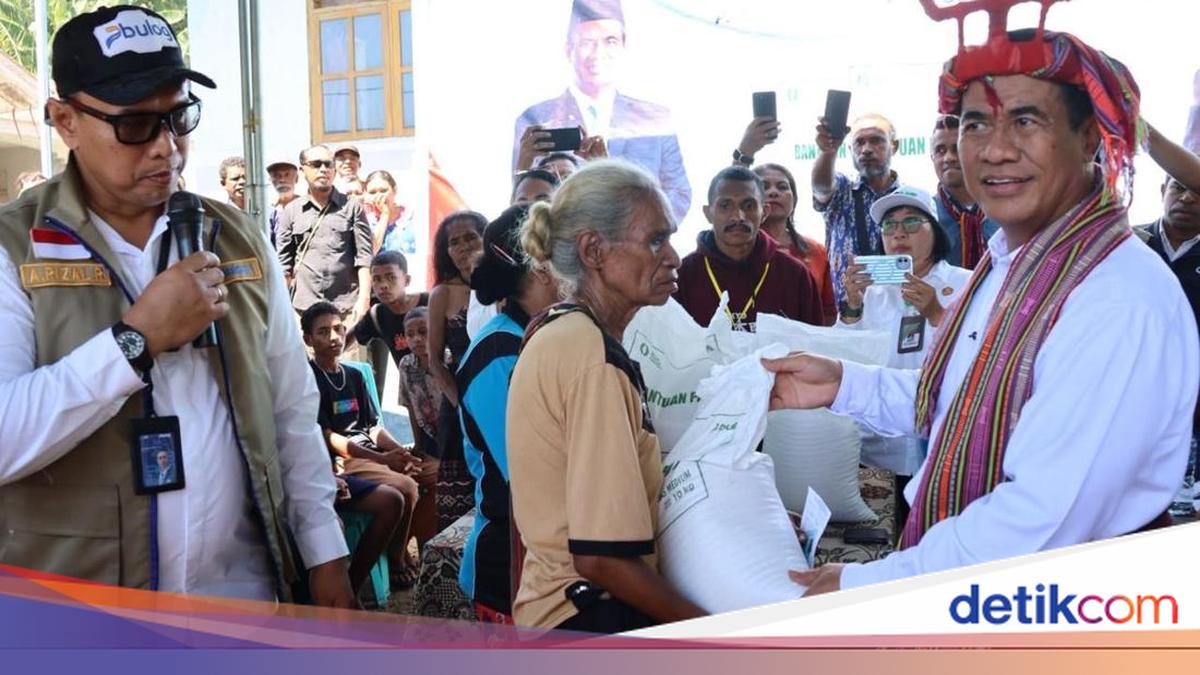 Kepala Bapanas &amp; Dirut BULOG Turun Langsung Serahkan Bantuan Pangan di Alor