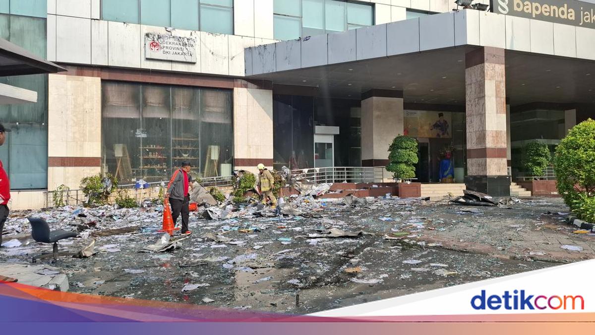 Damkar Sisir Tumpukan Kertas di Gedung Bapenda DKI Cegah Api Muncul Lagi
