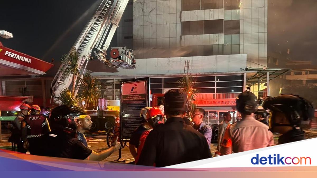 Brimob Polda Metro Jaya Amankan Lokasi Kebakaran di Gedung Bapenda DKI
