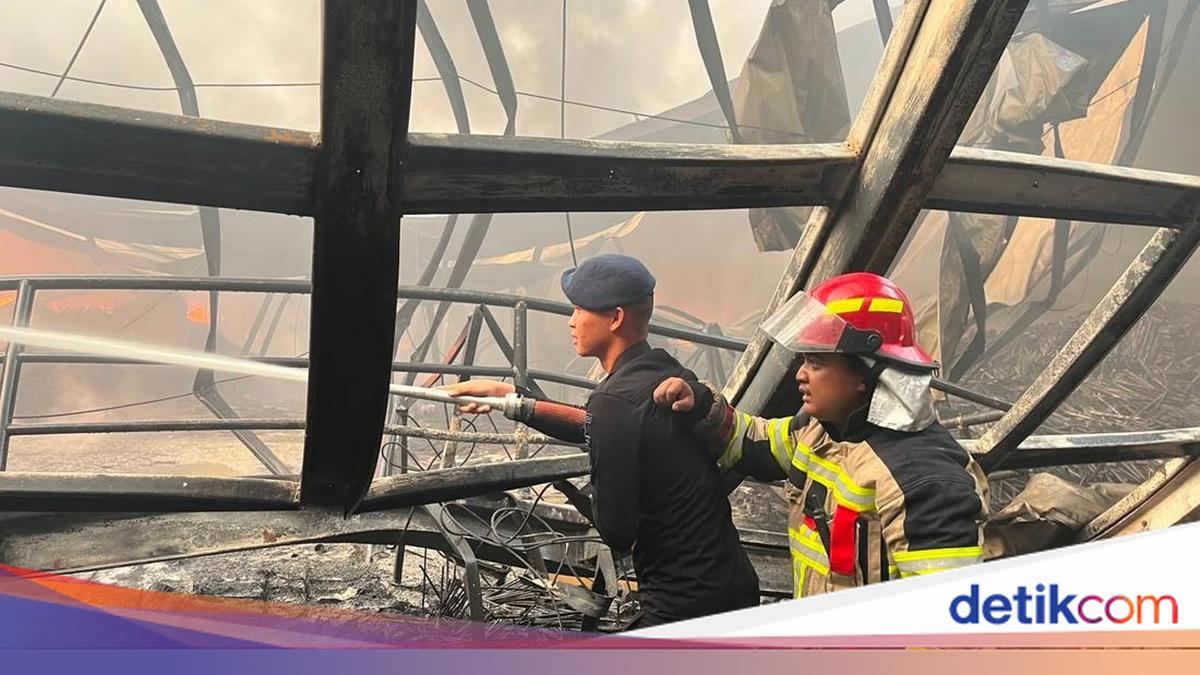 Brimob Polda Metro Bantu Tangani Kebakaran Gudang di Kosambi