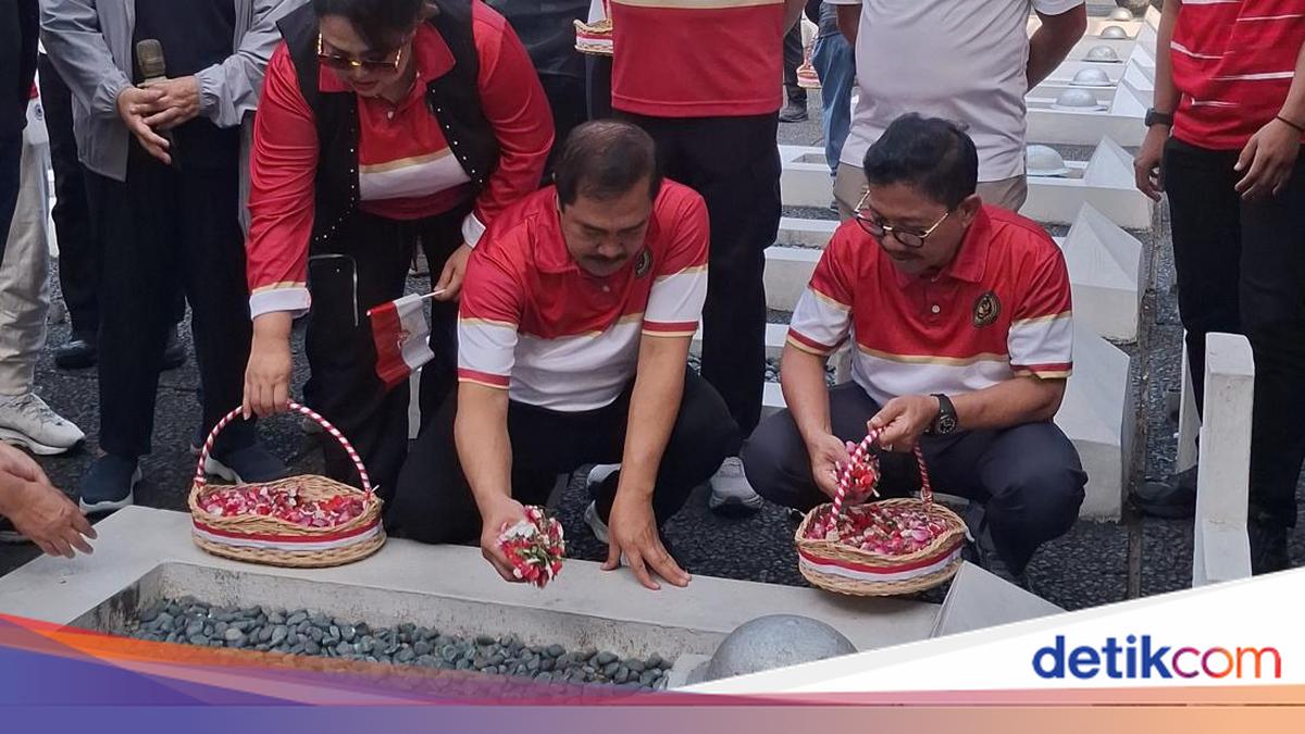 Menteri Imipas Ziarah ke TMP Taruna Tangerang Jelang HUT Ke-81 RI